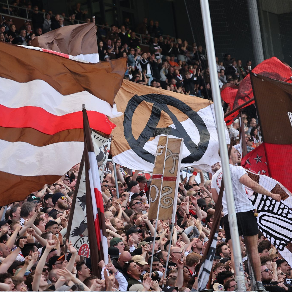 Die Fans des FC St. Pauli feierten den Aufstieg in die Bundesliga ausgelassen. - Foto: Christian Charisius/dpa
