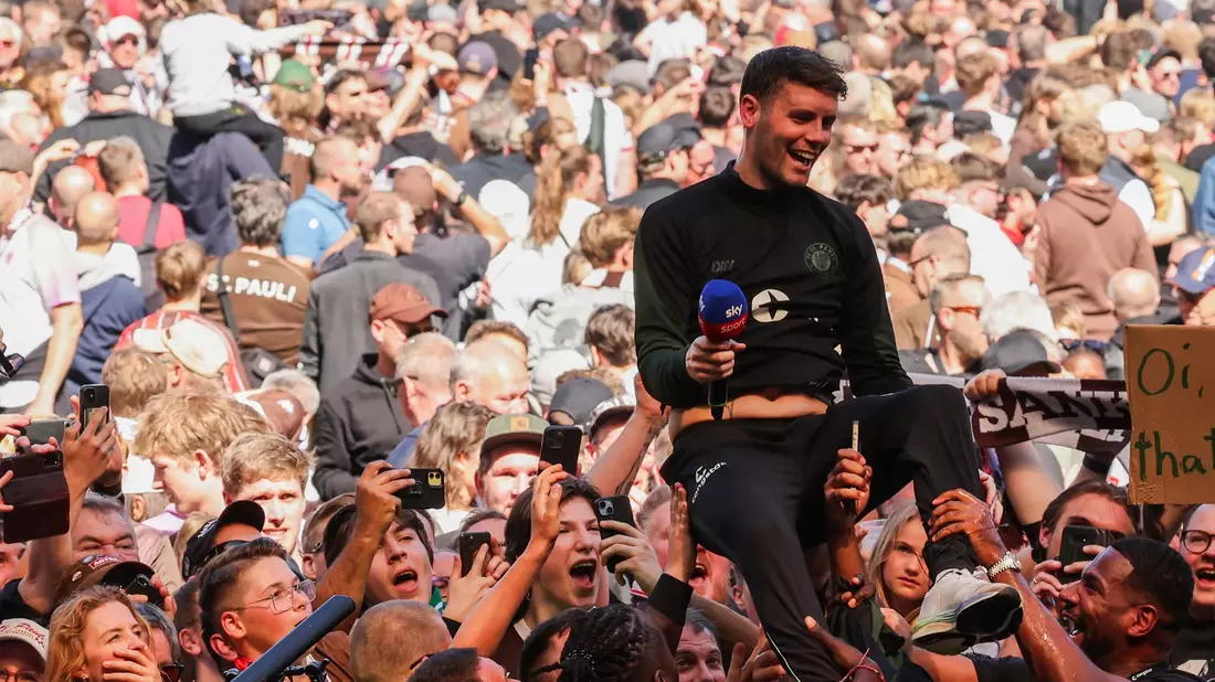 Aufstiegstrainer Fabian Hürzeler wurde von den St.Pauli-Fans gefeiert. - Bild: Christian Charisius/dpa