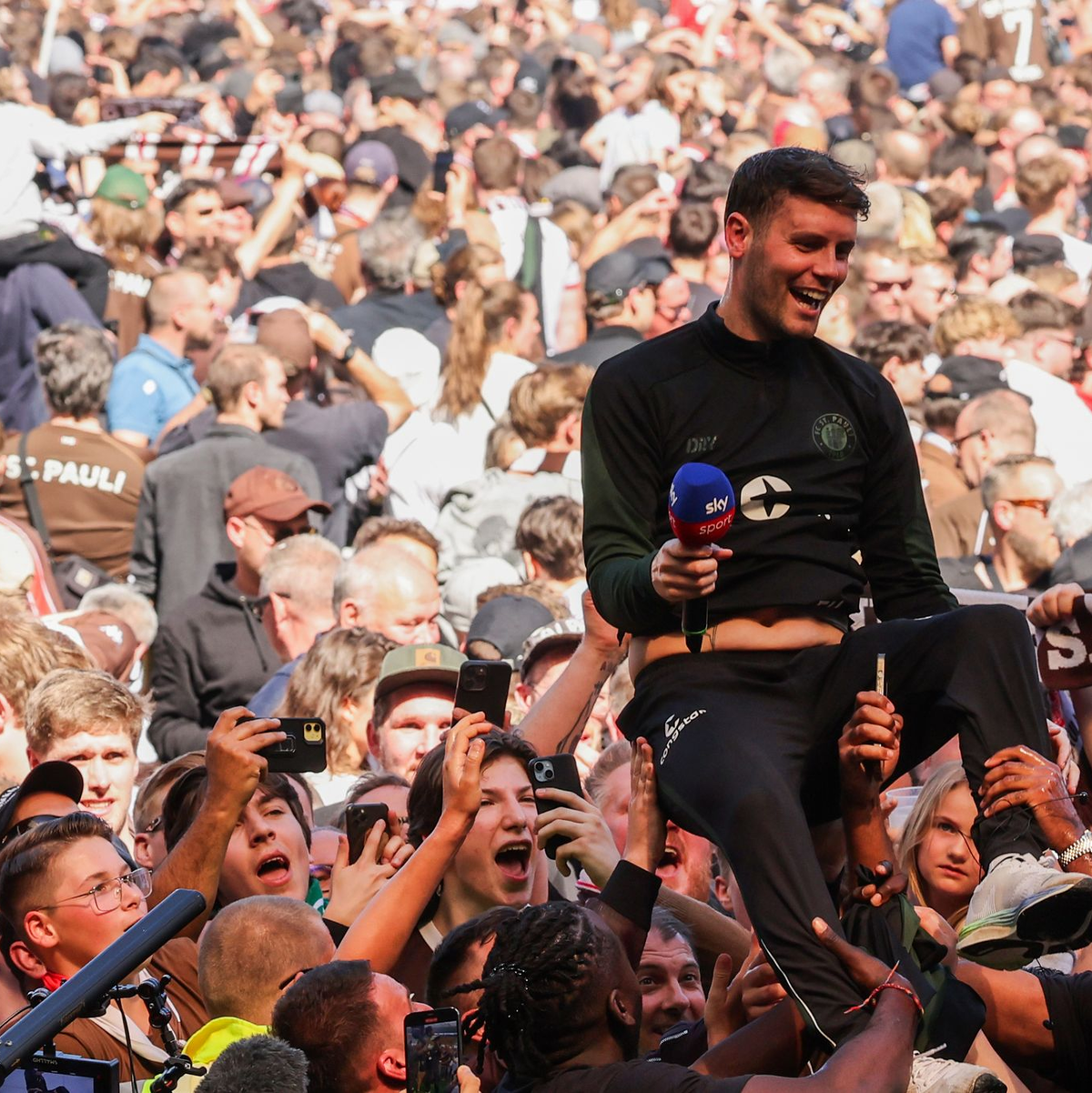 Aufstiegstrainer Fabian Hürzeler wurde von den St.Pauli-Fans gefeiert. - Foto: Christian Charisius/dpa