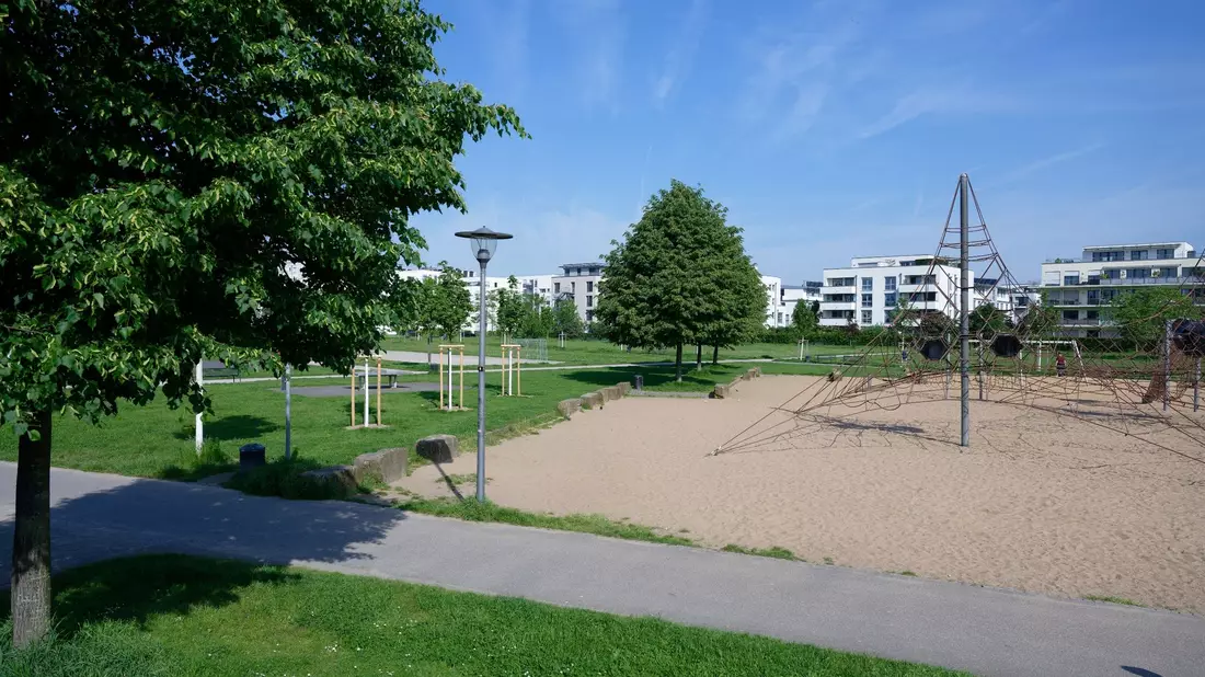Auf dem Gelände des Bürgerparks in Köln-Kalk verschwand am Freitag eine Dreijährige. - Bild: Henning Kaiser/dpa