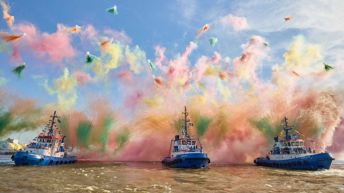 Mit Schlepperballett und Farbbomben: Der Hamburger Hafen feiert Geburtstag. - Foto: Georg Wendt/dpa
