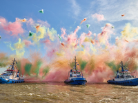 Mit Schlepperballett und Farbbomben: Der Hamburger Hafen feiert Geburtstag. - Foto: Georg Wendt/dpa