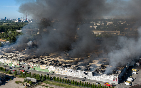 Das Einkaufszentrum in Polens Hauptstadt ist nahezu komplett niedergebrannt. - Foto: Leszek Szymanski/PAP/dpa