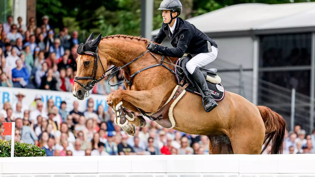Marvin Jüngel konnte seinen Sieg beim deutschen Spring-Derby aus dem Vorjahr wiederholen. - Bild: Axel Heimken/dpa