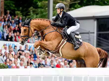 Marvin Jüngel konnte seinen Sieg beim deutschen Spring-Derby aus dem Vorjahr wiederholen. - Foto: Axel Heimken/dpa