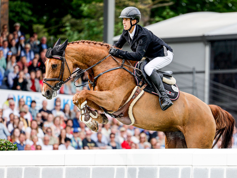 Marvin Jüngel konnte seinen Sieg beim deutschen Spring-Derby aus dem Vorjahr wiederholen. - Foto: Axel Heimken/dpa