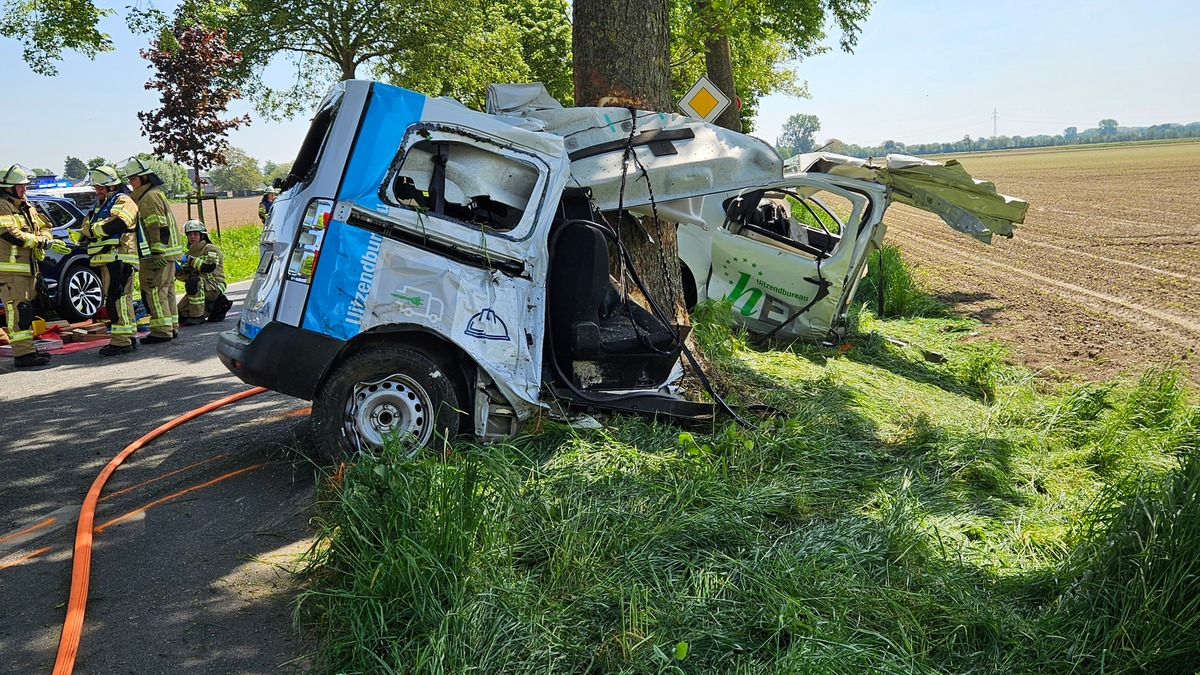 FW-KLE: Zwei Personen aus auseinander gerissenen Transporter gerettet - Foto: presseportal.de