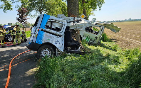 FW-KLE: Zwei Personen aus auseinander gerissenen Transporter gerettet - Foto: presseportal.de