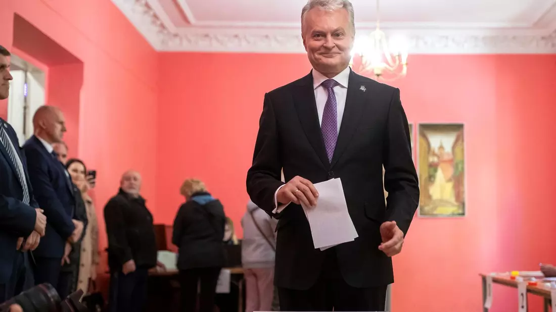 Der litauische Präsidentschaftskandidat Gitanas Nauseda gibt seine Stimme in einem Wahllokal in Vilnius ab. - Bild: Mindaugas Kulbis/AP/dpa