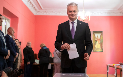 Der litauische Präsidentschaftskandidat Gitanas Nauseda gibt seine Stimme in einem Wahllokal in Vilnius ab. - Foto: Mindaugas Kulbis/AP/dpa