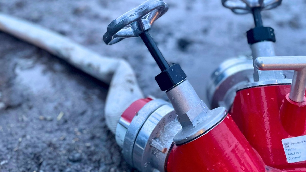 FW Hünxe: Feuer durch Gasgrill - Brandausbreitung verhindert, Folgeeinsatz Amtshilfe - Foto: presseportal.de