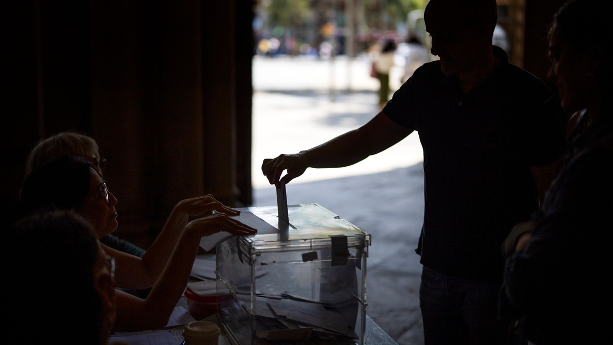 Ein Mann gibt in einem Wahllokal seine Stimme für die Regionalwahlen ab. - Foto: Emilio Morenatti/AP/dpa