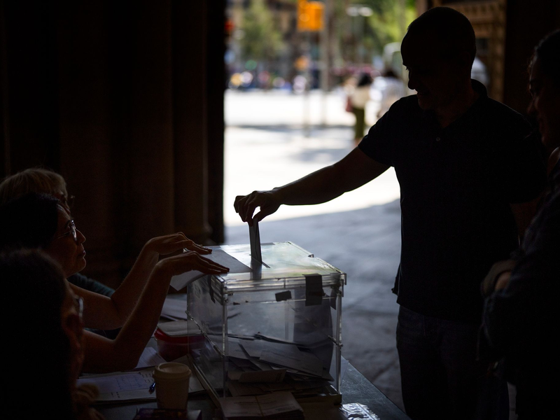 Ein Mann gibt in einem Wahllokal seine Stimme für die Regionalwahlen ab. - Foto: Emilio Morenatti/AP/dpa