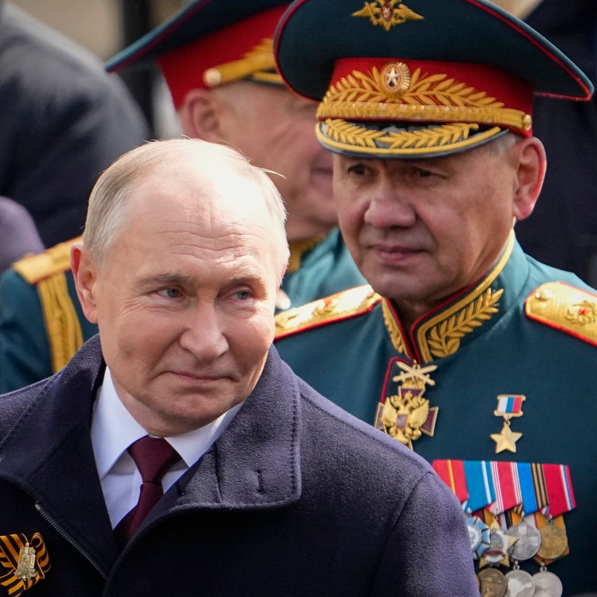 Der russische Präsident Wladimir Putin (l) hat Sergej Schoigu als Verteidigungsminister entlassen. - Foto: Alexander Zemlianichenko/AP/dpa