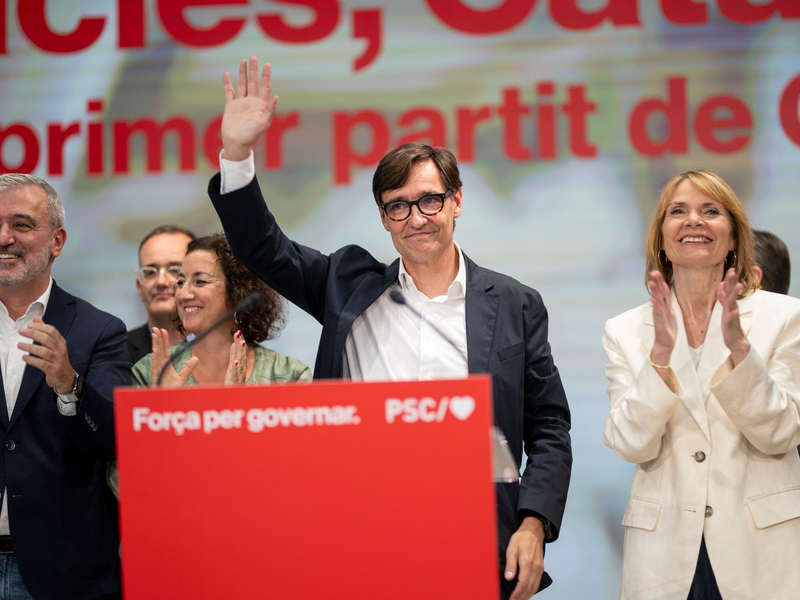 Salvador Illa (M) könnte mit Unterstützung anderer linker Parteien zum Regierungschef gewählt werden. - Foto: Lorena Sopena/Europapress/dpa