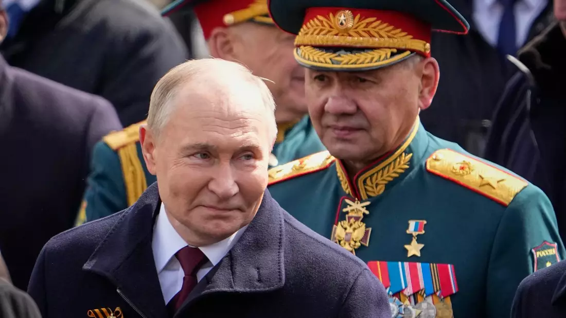 Putin (l) hat gesprochen: Schoigu soll nicht mehr länger Verteidigungsminister sein. - Bild: Alexander Zemlianichenko/AP/dpa