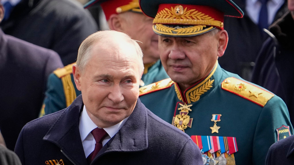 Putin (l) hat gesprochen: Schoigu soll nicht mehr länger Verteidigungsminister sein. - Foto: Alexander Zemlianichenko/AP/dpa