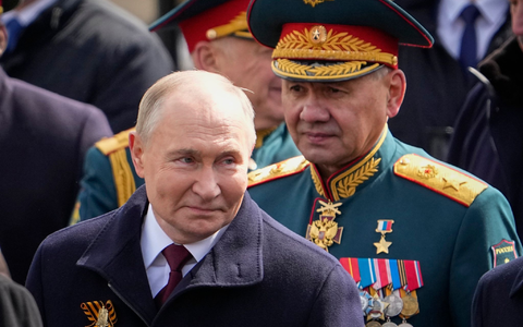 Putin (l) hat gesprochen: Schoigu soll nicht mehr länger Verteidigungsminister sein. - Foto: Alexander Zemlianichenko/AP/dpa
