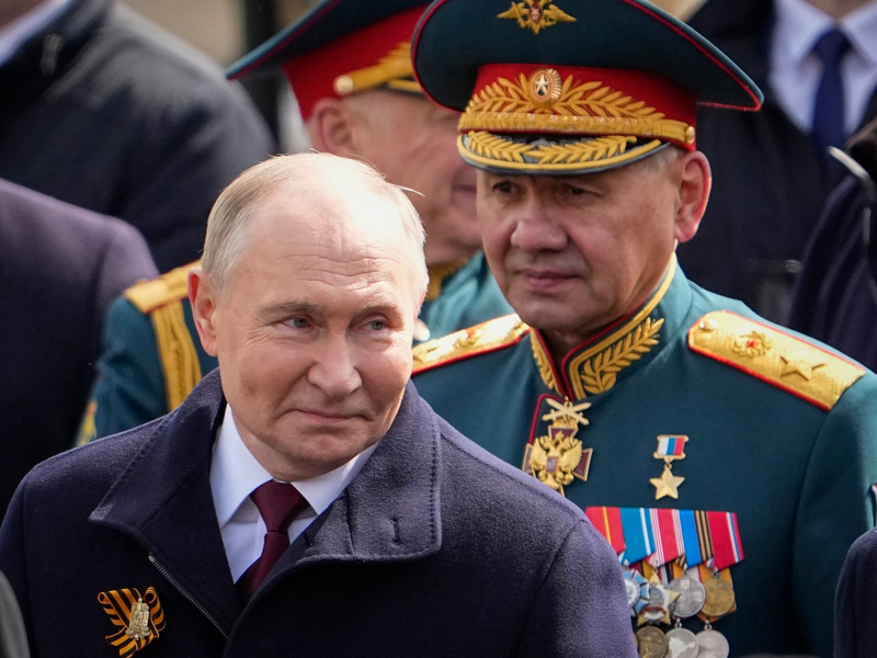 Putin (l) hat gesprochen: Schoigu soll nicht mehr länger Verteidigungsminister sein. - Foto: Alexander Zemlianichenko/AP/dpa