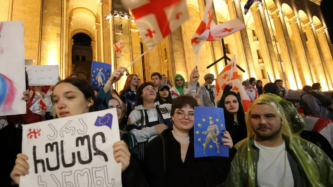 Die Demonstrationen schwollen weiter an. Zehntausende Menschen versammelten sich im Zentrum der Hauptstadt Tiflis. - Bild: Zurab Tsertsvadze/AP