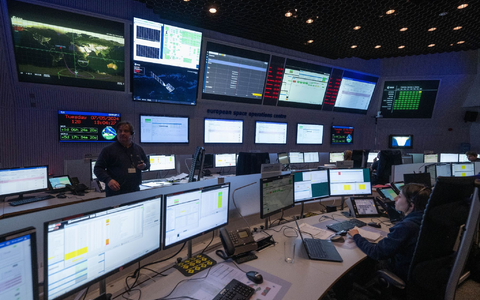 Seit Wochen trainieren Esa-Mitarbeiter im Kontrollzentrum in Darmstadt für den Start des Erdbeobachtungssatelliten «Earthcare». - Foto: Boris Roessler/dpa