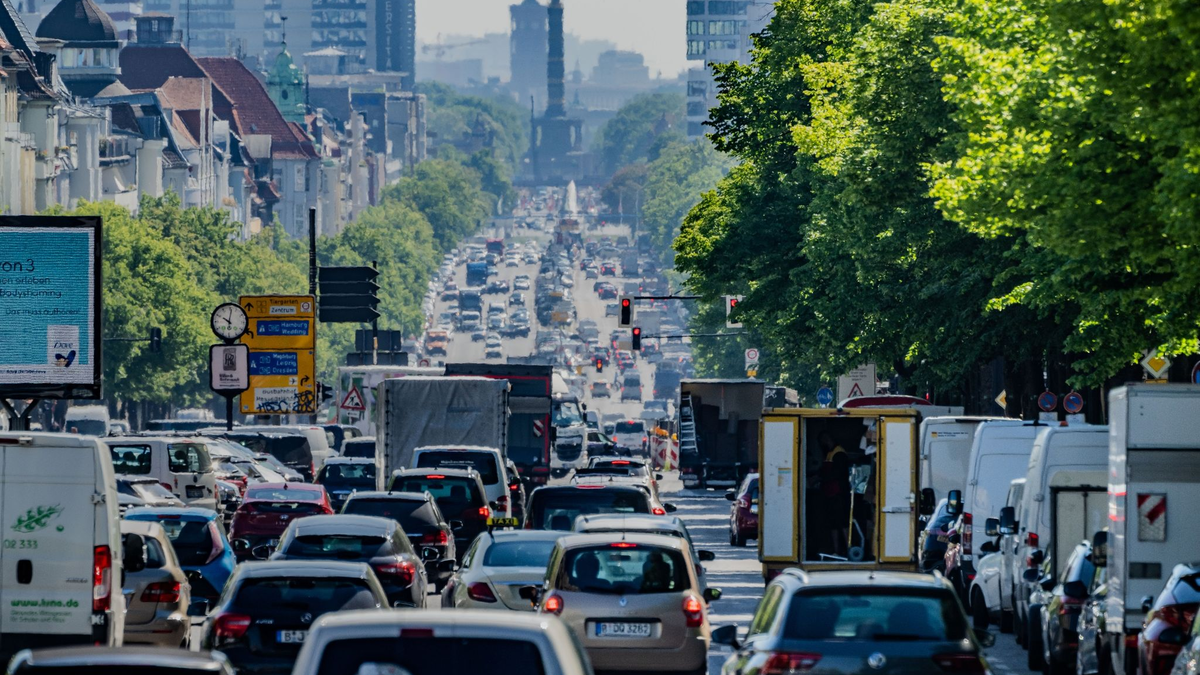 Autos, Lastwagen und Lieferfahrzeuge fahren auf dem Kaiserdamm in der Hauptstadt stadteinwärts. «Wenn wir schnell und entschlossen handeln, kann der Verkehrssektor bis 2045 klimaneutral werden», sagte die stellvertretende Direktorin der Agora Verkehrswende, Wiebke Zimmer. - Foto: Michael Kappeler/dpa