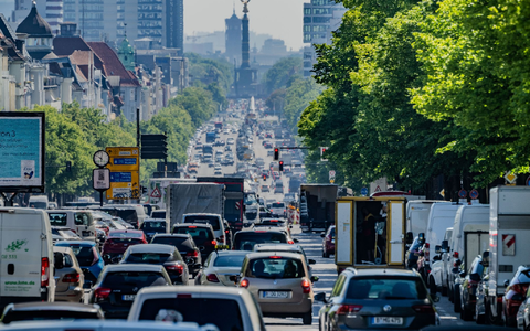 Autos, Lastwagen und Lieferfahrzeuge fahren auf dem Kaiserdamm in der Hauptstadt stadteinwärts. «Wenn wir schnell und entschlossen handeln, kann der Verkehrssektor bis 2045 klimaneutral werden», sagte die stellvertretende Direktorin der Agora Verkehrswende, Wiebke Zimmer. - Foto: Michael Kappeler/dpa
