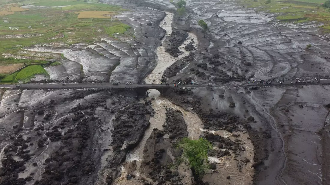Mehrere Distrikte in der Provinz West-Sumatra sind von dem Unwetter betroffen. - Bild: Ali Nayaka/AP