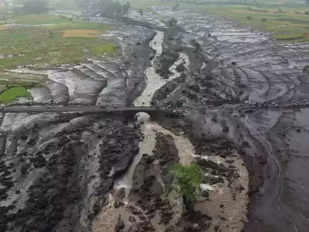 Mehrere Distrikte in der Provinz West-Sumatra sind von dem Unwetter betroffen. - Foto: Ali Nayaka/AP