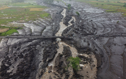 Rettungskräfte suchen nach Opfern nach einer Sturzflut in Tanah Datar. - Foto: Ali Nayaka/AP