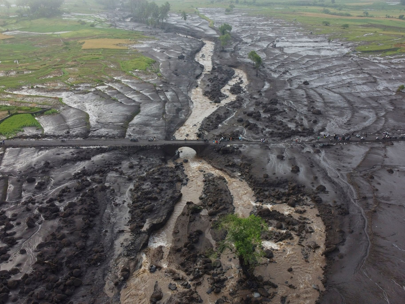 Rettungskräfte suchen nach Opfern nach einer Sturzflut in Tanah Datar. - Foto: Ali Nayaka/AP