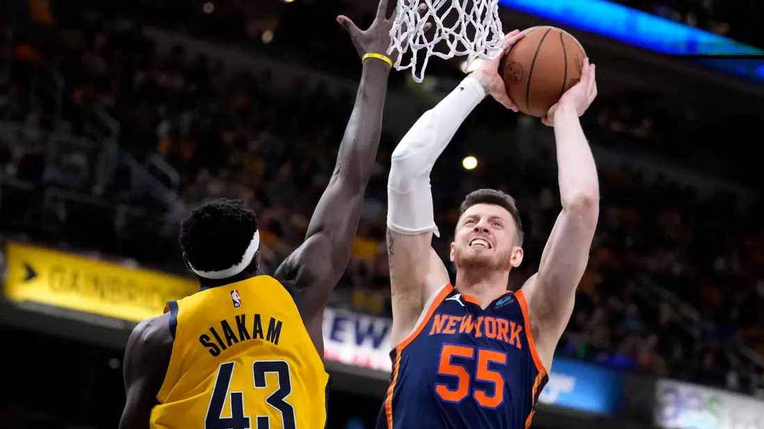 Isaiah Hartenstein (r) von den New York Knicks zieht gegen Pascal Siakam von den Indiana Pacers zum Korb. - Bild: Michael Conroy/AP/dpa