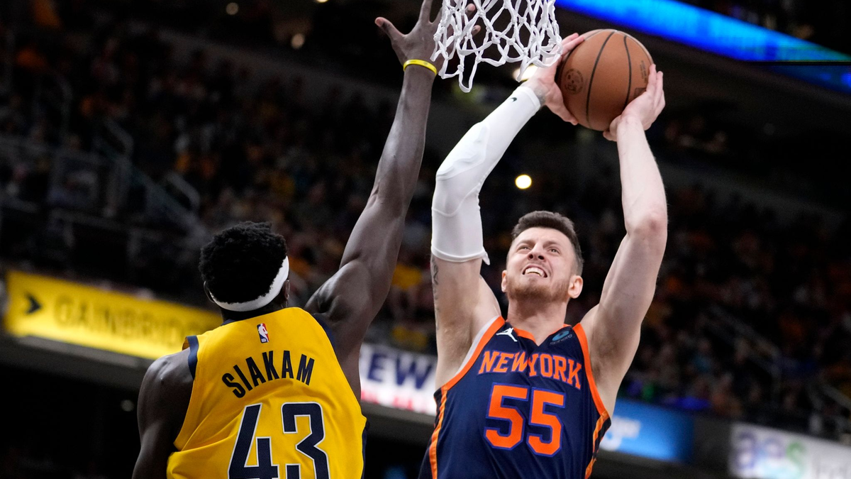 Isaiah Hartenstein (r) von den New York Knicks zieht gegen Pascal Siakam von den Indiana Pacers zum Korb. - Foto: Michael Conroy/AP/dpa