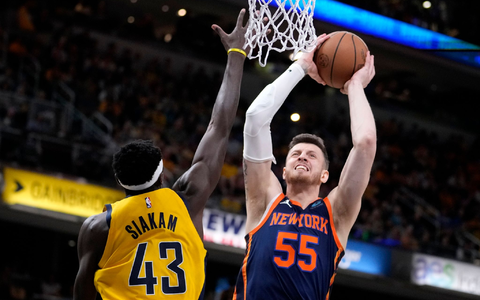 Isaiah Hartenstein (r) von den New York Knicks zieht gegen Pascal Siakam von den Indiana Pacers zum Korb. - Foto: Michael Conroy/AP/dpa