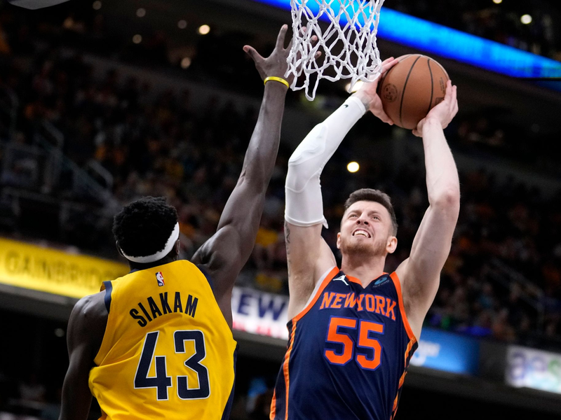 Isaiah Hartenstein (r) von den New York Knicks zieht gegen Pascal Siakam von den Indiana Pacers zum Korb. - Foto: Michael Conroy/AP/dpa