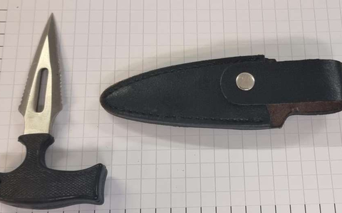 BPOL NRW: Bundespolizei stellt Faustmesser bei 49-Jährigem sicher - Foto: presseportal.de