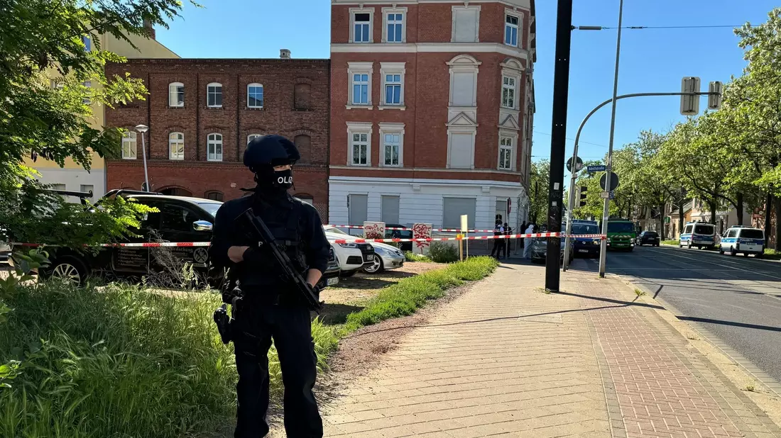 Polizisten sind im Süden von Madgeburg im Einsatz. - Bild: Thomas Schulz/dpa
