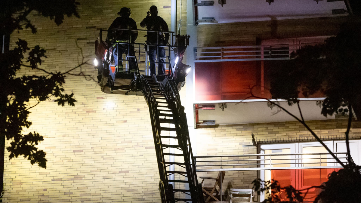 Einsatzkräfte auf einer Drehleiter an einem Hochhaus im Stadtteil Altona, nachdem ein Mann mit einer Schusswaffe einen Großeinsatz ausgelöst hat. - Foto: Bodo Marks/dpa