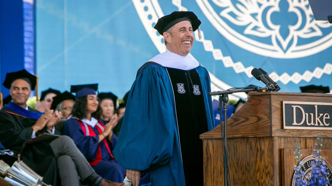 Der Comedian und Festredner Jerry Seinfeld bei der Abschlussfeier der Duke Universität. - Bild: Bill Snead/Duke University/AP