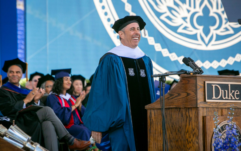 Der Comedian und Festredner Jerry Seinfeld bei der Abschlussfeier der Duke Universität. - Foto: Bill Snead/Duke University/AP