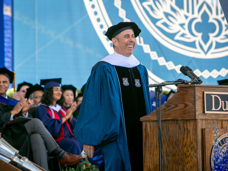 Der Comedian und Festredner Jerry Seinfeld bei der Abschlussfeier der Duke Universität. - Foto: Bill Snead/Duke University/AP