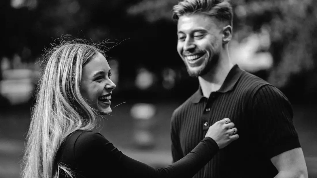 Lasse Landeck klärt auf: So zeigen Frauen Interesse - Bild: presseportal.de