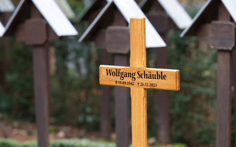 Ein etwa 1,20 Meter tiefes Loch ist an SchÀubles Grab ausgehoben worden. - Foto: Philipp von Ditfurth/dpa/Pool/dpa Ein etwa 1,20 Meter tiefes Loch ist an SchÀubles Grab ausgehoben worden. - Foto: Philipp von Ditfurth/dpa/Pool/dpa