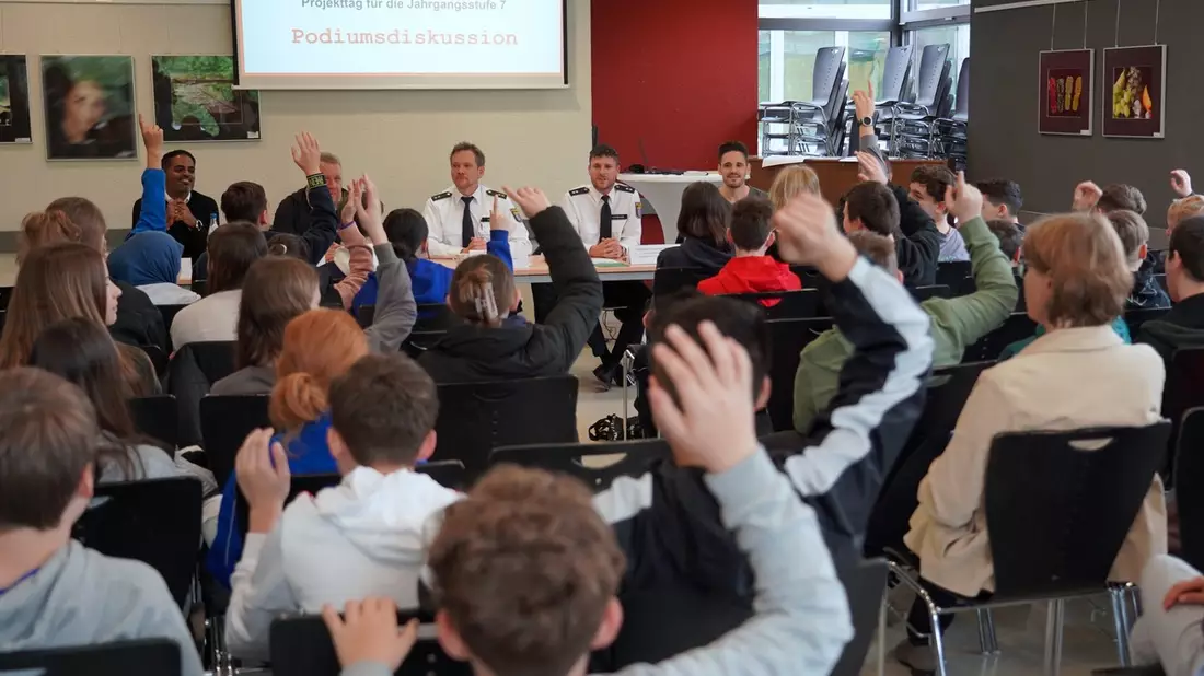 POL-DA: Birkenau: Brich Dein Schweigen Projekttag an Langenbergschule/Experten sensibilisieren Schülerinnen und Schüler - Bild: presseportal.de