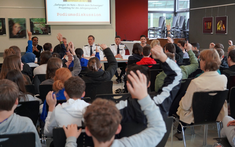 POL-DA: Birkenau: Brich Dein Schweigen Projekttag an Langenbergschule/Experten sensibilisieren Schülerinnen und Schüler - Foto: presseportal.de