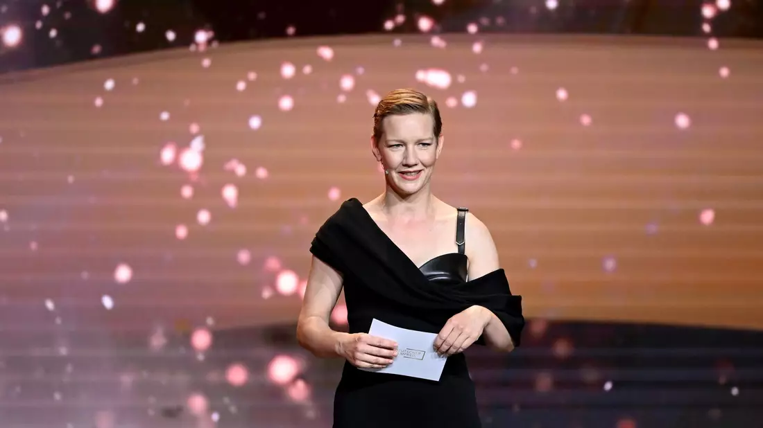 Schauspielerin Sandra Hüller bei der Verleihung des Deutschen Filmpreises als Laudatorin. - Bild: Sebastian Christoph Gollnow/dpa