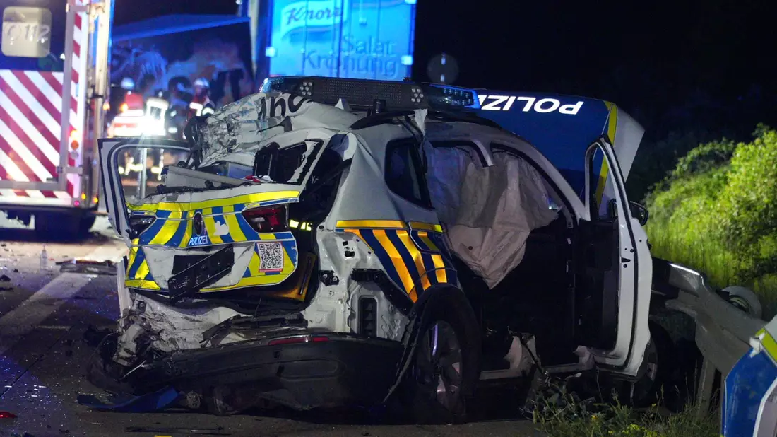 Ein Laster ist in der Nacht auf der Autobahn A9 in eine Unfallstelle gefahren - ein Mensch ist dabei gestorben. - Bild: Tom Musche/dpa