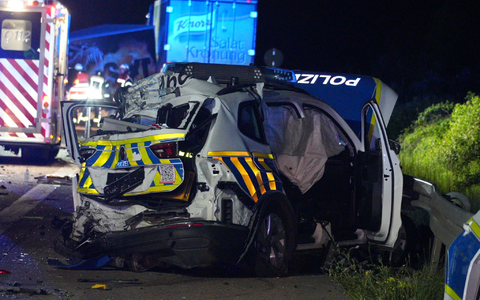 Ein Laster ist in der Nacht auf der Autobahn A9 in eine Unfallstelle gefahren - ein Mensch ist dabei gestorben. - Foto: Tom Musche/dpa