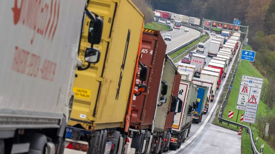 Hunderte LKW stehen auf der A8: Für Busse und Lastwagen in der EU gelten künftig strengere CO2-Vorgaben. - Bild: Peter Kneffel/dpa