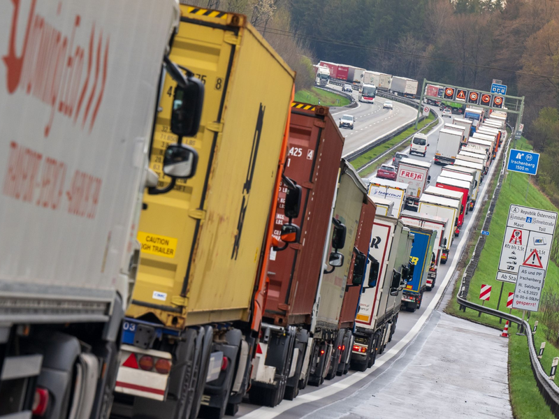 Hunderte LKW stehen auf der A8: Für Busse und Lastwagen in der EU gelten künftig strengere CO2-Vorgaben. - Foto: Peter Kneffel/dpa